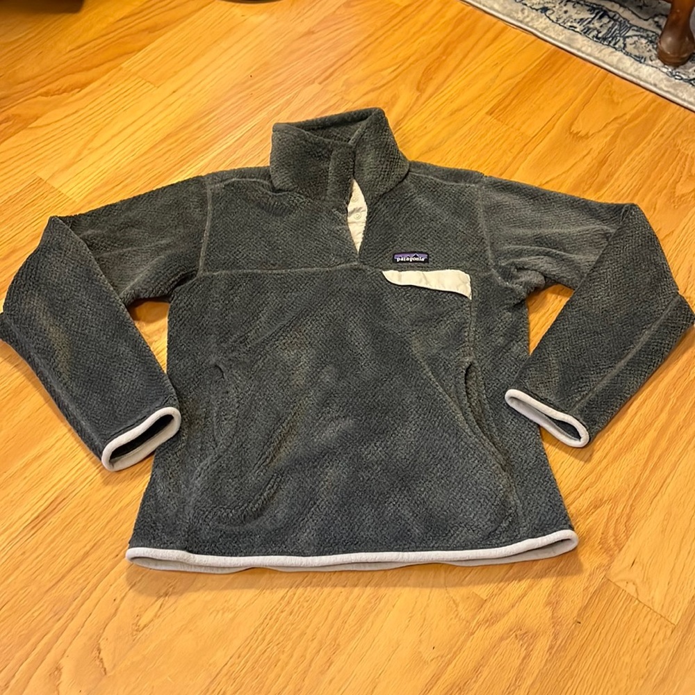 Patagonia retool snap T pull over size small gray trimmed in off-white